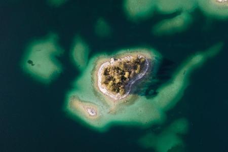 Ein echtes Naturparadies ist der Eibsee unterhalb der Zugspitze. Die kleinen Inseln und das tiefblaue Wasser des bayerischen...
