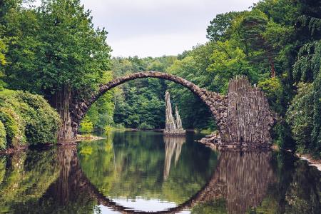 Die Rakotzbrücke, auch Teufelsbrücke genannt, sieht aus wie eine Filmkulisse der 