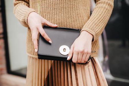 Modische Auftritte können ins Geld gehen. Dabei lassen sich hochwertig wirkende Looks auch ohne großes Budget kreieren. Die ...