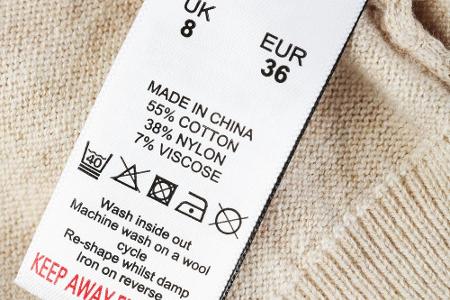 Kräftige Farben sorgen für einen strahlenden Auftritt. Doch nur wer seine Kleidung angemessen wäscht und pflegt, hat lange F...