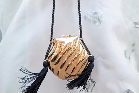 Die Handtasche komplettiert das Outfit. Stylische Modelle gibt es zu kleinen Preisen, dennoch sollten die Verschlüsse sauber...