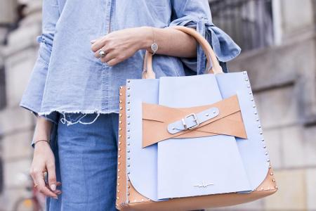 Apropos Handtasche: Modelle aus steifem Material wirken mondän und verleihen dem Outfit das gewisse Etwas.