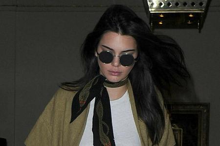 Ebenfalls hilfreich für einen luxuriösen Look: Sonnenbrille, Armbanduhr, Handschuhe und Halstuch.