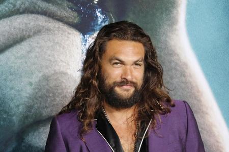 Die lange Mähne und sein Vollbart sind Jason Momoas Markenzeichen. Im April 2020 rasierte 