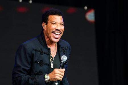Zu den lockigen Haaren trägt Lionel Richie seit jeher Oberlippenbart. 