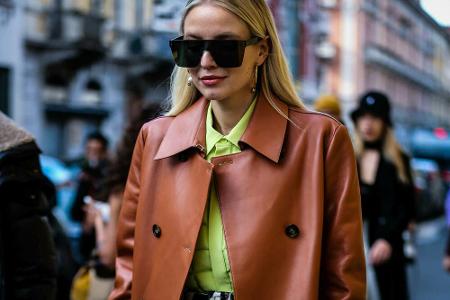 Ein brauner Ledermantel, wie MOde-Influencerin Leonie Hanne ihn auf der Mailänder Fashion Week im Februar trug, gehört diese...