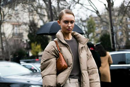 Praktische Mode: Outdoor-Pieces wie große Daunenjacken aus technischem Gewebe und in knalligen Farbtönen vereinen Fashion un...