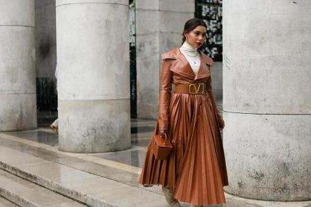 Ohne Lederteile ist der Herbst-Look 2020 unvollständig: Ledermäntel, -hosen, -röcke und -stiefel sind dieses Jahr ein Muss. ...