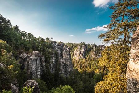 Die Sächsische Schweiz belohnt Wanderer mit grandiosen Ausblicken. Die Bastei zählt zu den schönsten Aussichtspunkten in gan...