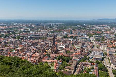 In Freiburg, Baden-Württemberg, befindet sich in der Nähe des Stadtzentrums das Burghaldenschloss. Mithilfe einer Bahn könne...