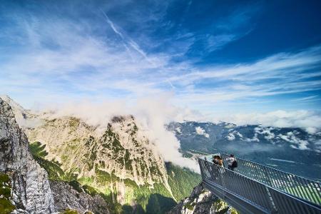 Eine Aussichtsplattform der besonderen Art befindet sich am Osterfelderkopf bei Garmisch-Partenkirchen. Der AlpspiX ragt 13 ...