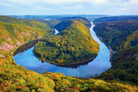Vom Aussichtspunkt Cloef haben Urlauber einen einmaligen Ausblick auf die Saarschleife, dem Wahrzeichen des Saarlandes. Scho...
