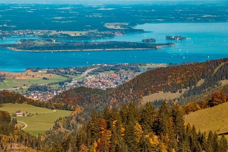 Zur Kampenwand in Bayern führen zahlreiche Wanderwege. Auf dem 1.669 Meter hohen Gipfel wartet nicht nur das größte Gipfelkr...