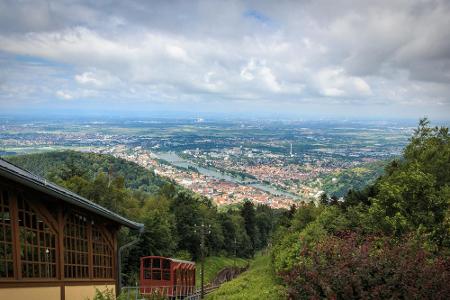 Der Berg Königstuhl befindet sich nur wenige Kilometer von Heidelberg entfernt. Er ist knapp 570 Meter hoch und bietet Besuc...
