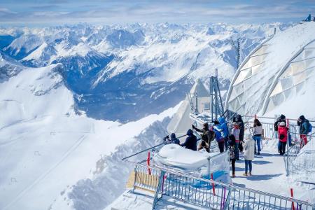 Ein beeindruckendes Bergpanorama gibt es auf der Zugspitze. Der höchste Berg Deutschlands ist allerdings nicht für Wanderanf...