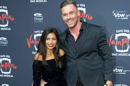 Eva Benetatou (28) zieht mit ihrem Verlobten Chris ein. Sie triftt auf alte 