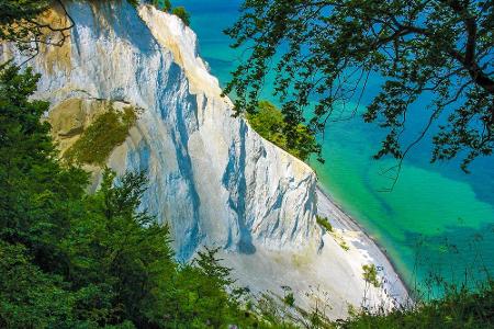 Ein atemberaubender Anblick sind die Kreidefelsen von Møns Klint auf der Ostseeinsel Møn. Die Kalksteinwand ist bis zu 128 M...