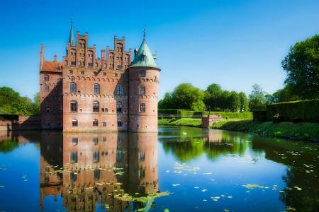 Auf der Insel Fünen befindet sich das Schloss Egeskov. Es gehört zu den besterhaltenen Wasserschlössern Europas. Im Herzen d...