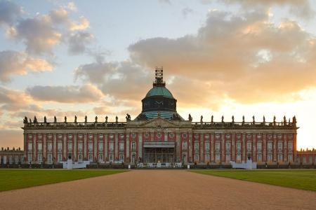 Das Neue Palais Potsdam hat es gerade so in die Top Ten geschafft. Es ist das imposante Gegenstück zum kleinen Sanssouci und...