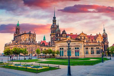 Das Residenzschloss übernimmt Rang acht und ist ein architektonisches Highlight von Dresden. Nach der Wende wurde die ehemal...