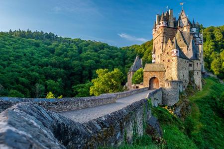 In einem engen Seitental der Mosel steht auf einem steilen Felskopf Burg Eltz, der Inbegriff einer deutschen Ritterburg. Sie...