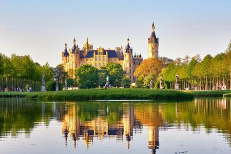 Das malerisch auf einer Insel gelegene Schloss Schwerin schiebt sich auf Rang sechs und diente jahrhundertelang als Residenz...