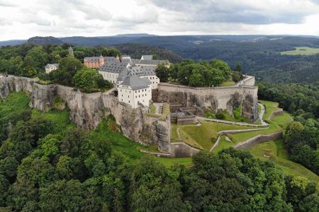 Auf dem 13 Fußballfelder großen Felsplateau des Tafelbergs in der Sächsischen Schweiz steht die unbezwingbare Festung Königs...