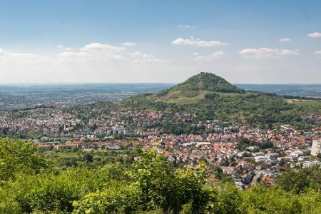 Auf dem Gipfel des Hausbergs der Stadt Reutlingen in Baden-Württemberg befindet sich die Ruine Achalm, deren Geschichte bis ...