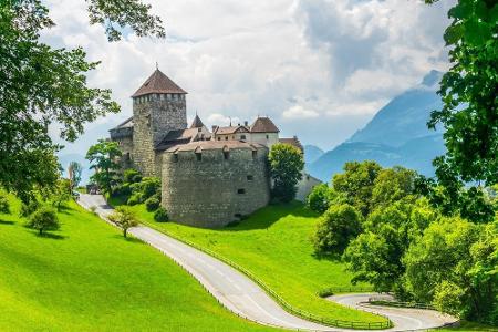 Rund 38.500 Einwohner leben im Land Liechtenstein. Das Fürstentum zwischen Österreich und der Schweiz ist für seine malerisc...