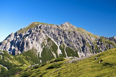 Geübte Wanderer und Bergsteiger werden im Zwergenstaat ebenfalls glücklich. Mehr als 30 Berge des Fürstentums, wie der Graus...