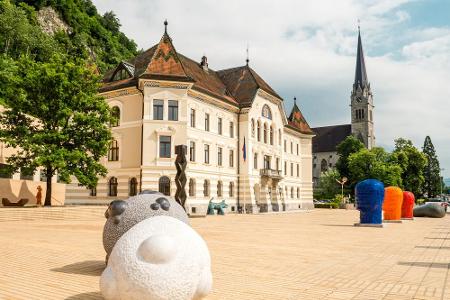 Durch die Straßen von Vaduz lässt es sich ausgezeichnet flanieren. Nur 5.500 Einwohner zählt die Hauptstadt - hektisches Tre...