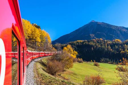...wie mit dem Bahnerlebnisweg Albula. Die Wanderung führt von Preda via Bergün nach Filisur. Der Weg verläuft parallel zu d...