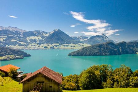 Im Sommer lohnt sich auch ein Abstecher zum Vierwaldstättersee, welcher zu den schönsten der Schweiz zählt. In den vielen kl...