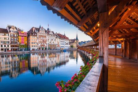 Am Vierwaldstättersee liegt die Stadt Luzern. Die historischen Gebäude der Innenstadt und die Nähe zu den Bergen machen aus ...