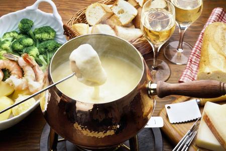 Auch Foodies werden in der Schweiz glücklich. Die Speisen sind von der deutschen, französischen und italienischen Küche beei...