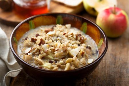 Auf der ganzen Welt bekannt ist das Bircher Müsli. Der Frühstücksbrei besteht aus Haferflocken, Trockenobst, Milch, Fruchtsa...