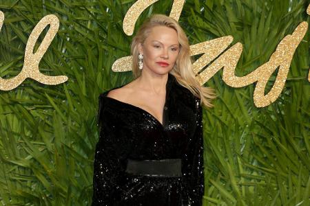 Überraschend heiratete Ex-Playmate Pamela Anderson zu Beginn des Jahres den Produzenten Jon Peters. Die beiden kennen sich b...