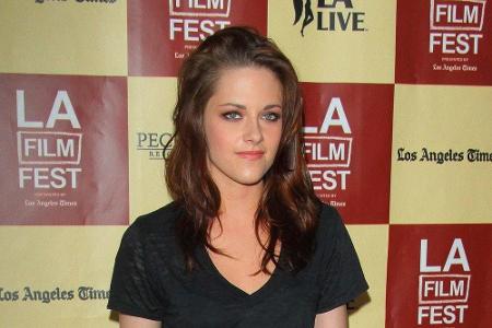 2011 zeigte sich Kristen Stewart noch in schlichten Outfits und mit brünettem, langem Haupt - ein Look, von dem sie sich wen...