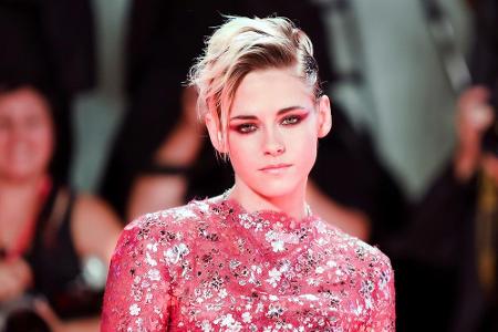 Gleiche Länge, neue Farbe: Mit platinblonden Highlights und frechem Styling war Stewart auch 2019 stets ein Blickfang auf de...