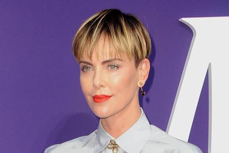 Schauspielerin Charlize Theron (44) hat 2019 wohl die Frisur des Jahres präsentiert. Egal ob ins Gesicht, nach hinten oder z...