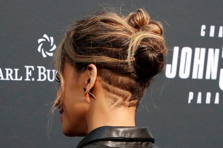 ...als sich die Schauspielerin jedoch umdrehte, präsentierte sie eine unerwartete Rasur im Nacken. Ganz schön außergewöhnlich.