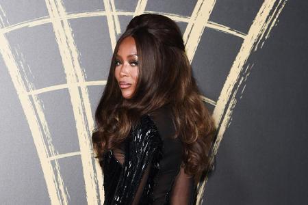 Drama, Baby! Mit ihren 49 Jahren weiß Naomi Campbell sich immer noch gekonnt in Szene zu setzen. Die voluminösen Locken unte...