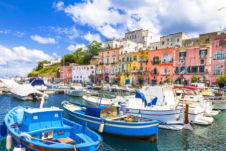 Westlich der Amalfiküste liegt der Golf von Neapel. Darin befindet sich die Insel Procida. Mit 10.000 Einwohnern ist Procida...