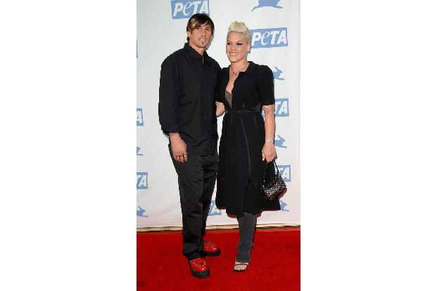 … schrieb Pink auf Social Media. Wie gut, dass beide noch keinen Scheidungsanwalt bemüht hatten, denn sie arbeiteten hart an...