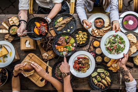 Wer durch fremde Länder reist, will sie auch kulinarisch kennenlernen. Das ist oft eine Herausforderung für Geist und Gaumen...