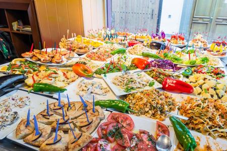 Tapas, Wein, Meeresfrüchte, Paella... Spanien und besonders Granada lassen Feinschmecker-Herzen höherschlagen. Die Leckerbis...