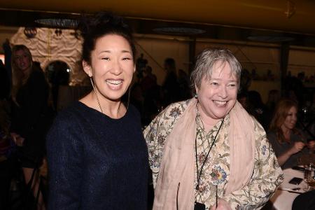 Auch die Schauspielerinnen Sandra Oh (l.) und Kathy Bates bekennen sich zu dem weisen alten Mann.