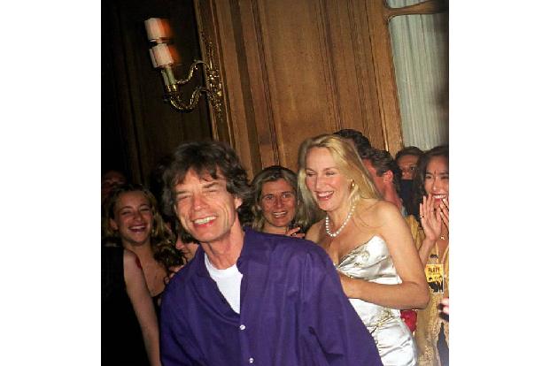 ...Mick Jagger mit dem texanischen Model Jerry Hall zusammen. Besonders pikant: Eigentlich war Jerry Hall zu dem Zeitpunkt m...