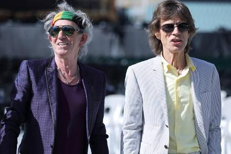 ...lässt Mick Jagger im Kreise seiner Lieben die Korken knallen - und das sind so einige. Acht Kinder, unzählige Enkelkinder...