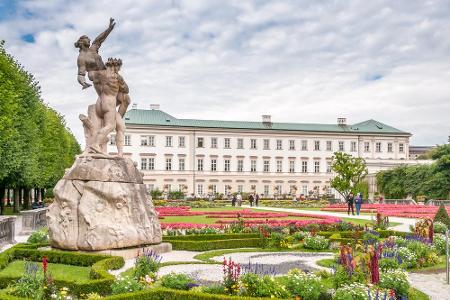 Aufgrund seiner schönen Gärten ist das Schloss Mirabell ein bekanntes Ziel für Touristen in Salzburg. Die gesamte Anlage ste...